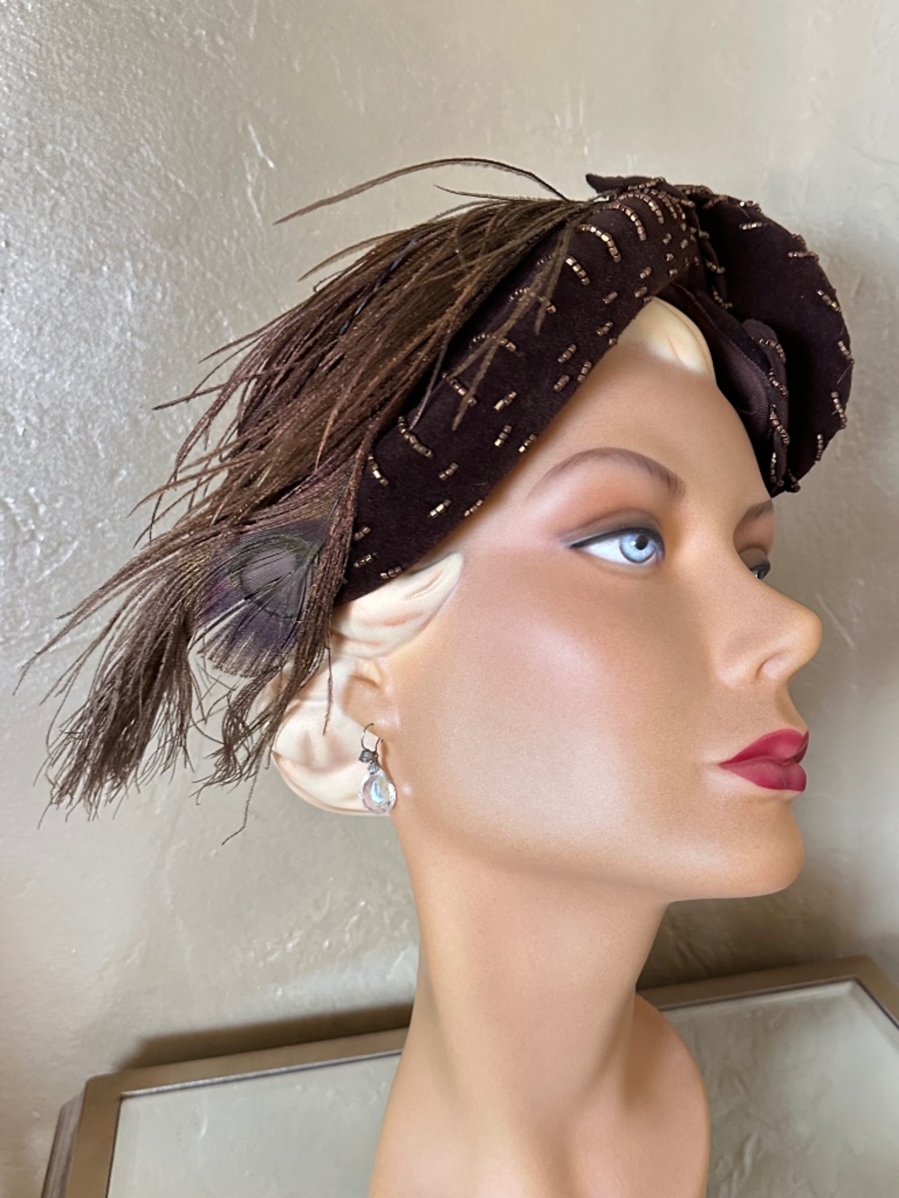 SPRIGHTLY 1950s' BROWN VELOUR FELLT COCKTAIL HAT + BEADS/PEACOCK FEATHER